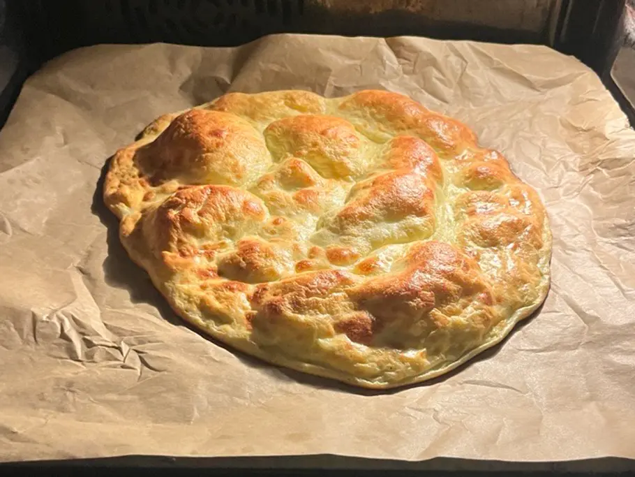 Selbstgemachter Wrap im Ofen, goldbraun gebräunt.