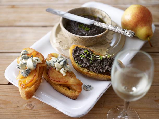 Zweierlei Crostini mit Tapenade und mit Birne, Gorgonzola und Honig Rezept Zweierlei Crostini mit Tapenade und mit Birne, Gorgonzola und Honig Rezept