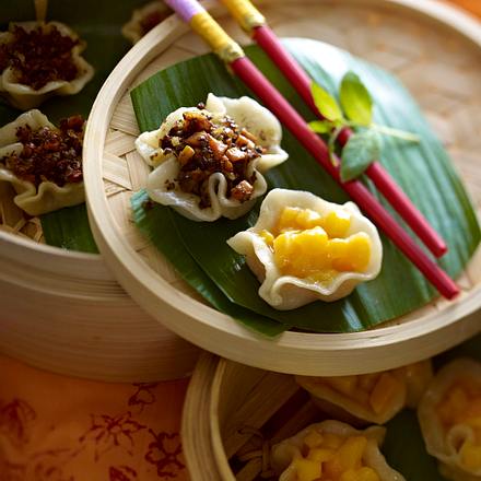 Zweierlei Dim-Sum: 1. mit Pilz-Möhren-Füllung 2. mit süßer Lotuspaste und Mango Rezept Zweierlei Dim-Sum: 1. mit Pilz-Möhren-Füllung 2. mit süßer Lotuspaste und Mango Rezept