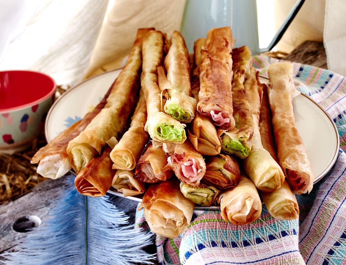 Zweierlei Filoteigröllchen – Käse-Schinken-Röllchen und Avocado-Röllchen Rezept