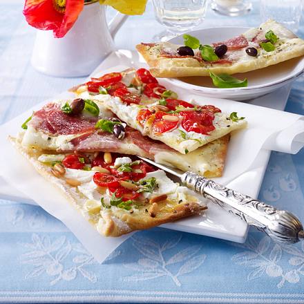 Zweierlei Flammkuchen Rezept Zweierlei Flammkuchen Rezept