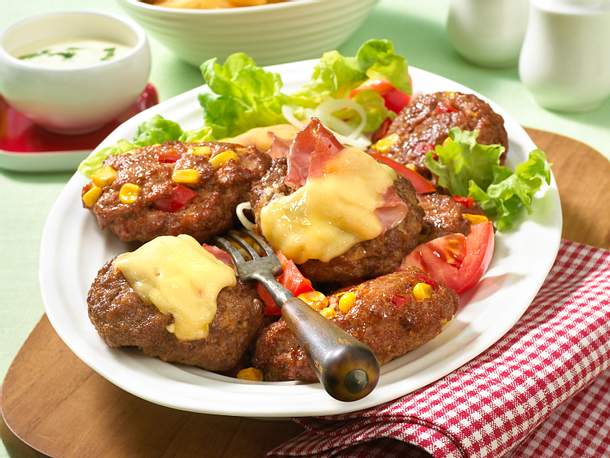 Zweierlei Frikadellen mit Pommes Rezept Zweierlei Frikadellen mit Pommes Rezept