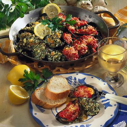 Zweierlei gefüllte Miesmuscheln Rezept Zweierlei gefüllte Miesmuscheln Rezept