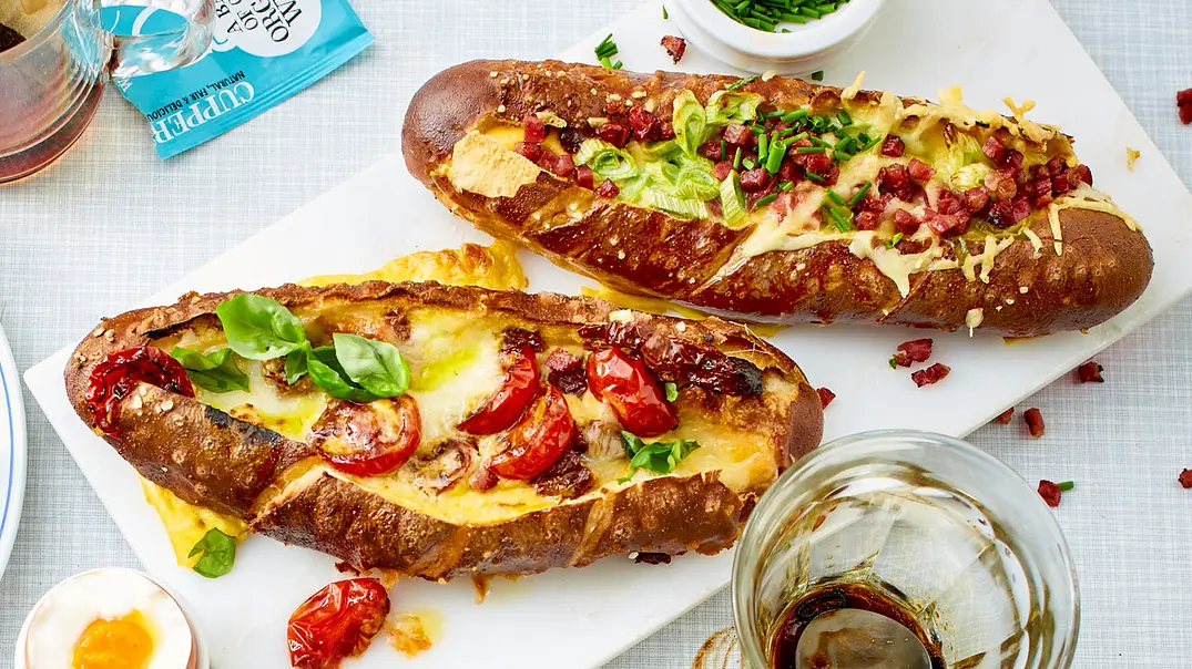 Zweierlei gefüllte Laugenstangen Rezept - Foto: LECKER @ Bauer Media Group