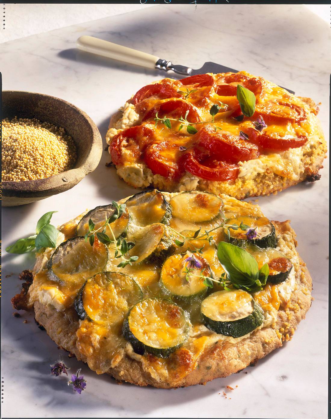 Zweierlei Hirsepizza mit Kräuter-Frischkäse, Zucchini und Tomaten ...