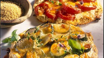 Zweierlei Hirsepizza mit Kräuter-Frischkäse, Zucchini und Tomaten Rezept - Foto: LECKER @ Bauer Media Group