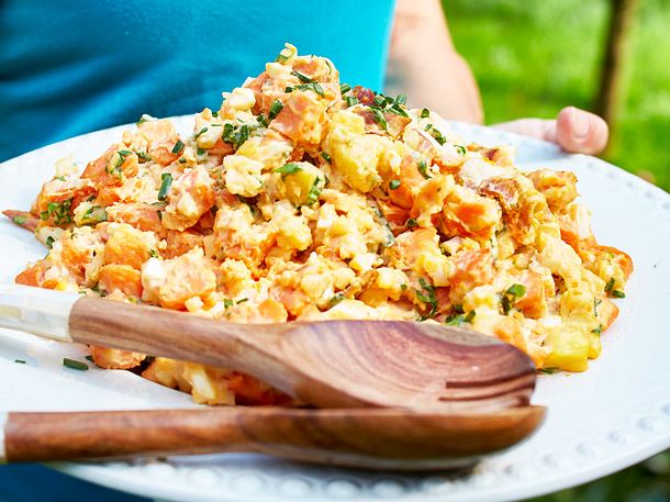 Zweierlei-Kartoffelsalat mit Bacon und Ei Rezept Zweierlei-Kartoffelsalat mit Bacon und Ei Rezept