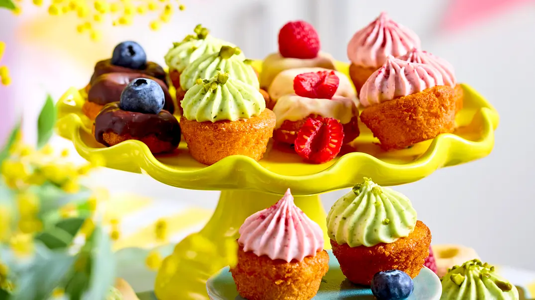 Zweierlei Mini-Gebäck in feinen Gewändern Rezept - Foto: LECKER @ Bauer Media Group Zweierlei Mini-Gebäck in feinen Gewändern Rezept - Foto: LECKER @ Bauer Media Group