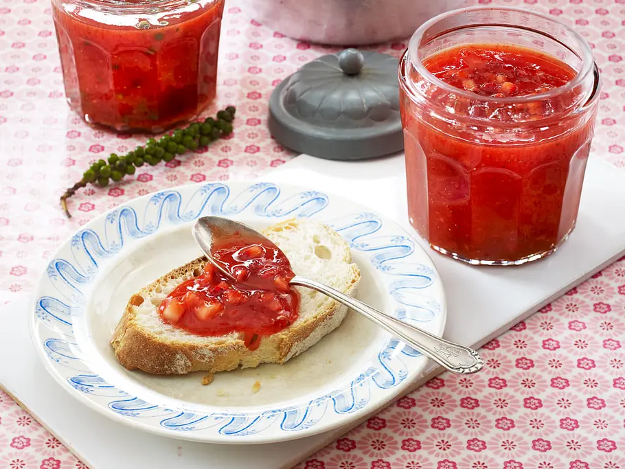 Zweierlei schnelle Erdbeerkonfitüren Rezept Zweierlei schnelle Erdbeerkonfitüren Rezept