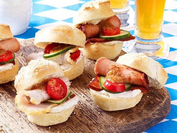 Zweierlei kleine Semmeln mit Leberkäse und Schweinebraten Rezept Zweierlei kleine Semmeln mit Leberkäse und Schweinebraten Rezept