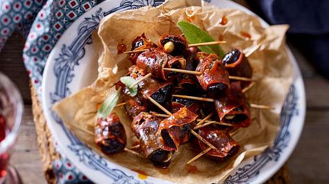 Zweierlei Tapas – Chorizo-Pflaumen-Päckchen und Chorizo in Rioja Rezept - Foto: House of Food / Bauer Food Experts KG