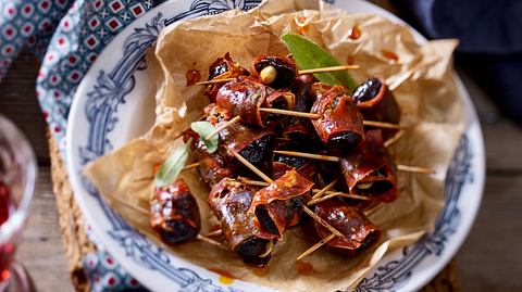 Zweierlei Tapas – Chorizo-Pflaumen-Päckchen und Chorizo in Rioja Rezept - Foto: House of Food / Bauer Food Experts KG