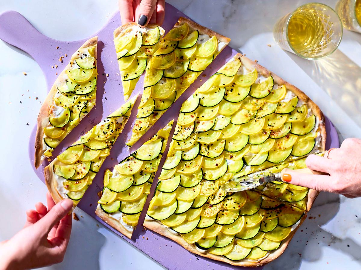 Zweierlei Zucchini-Flammkuchen Rezept