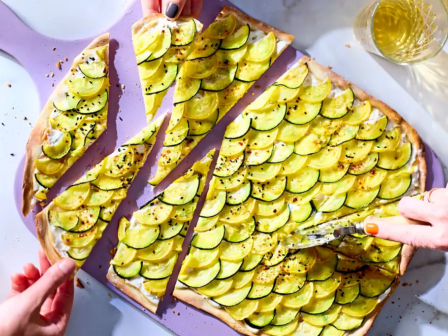 Zweierlei Zucchini-Flammkuchen Rezept Zweierlei Zucchini-Flammkuchen Rezept