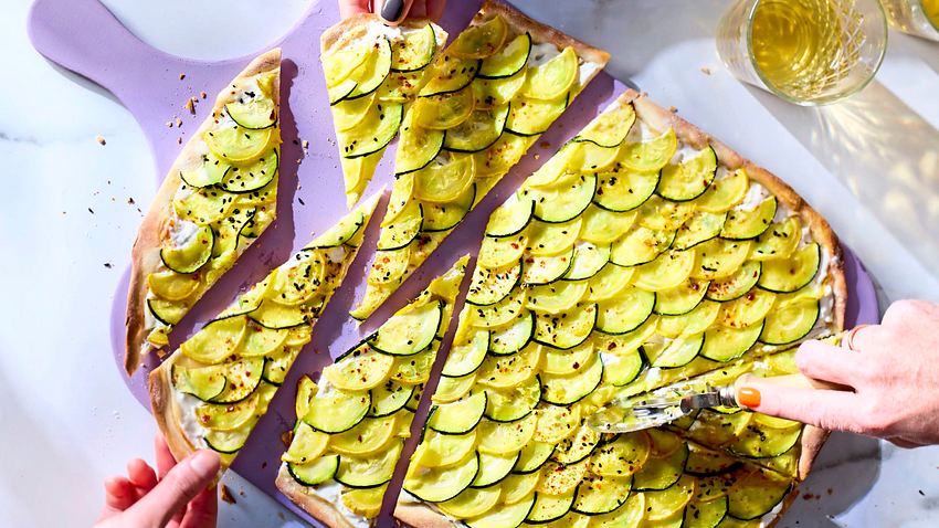 Zweierlei Zucchini-Flammkuchen Rezept - Foto: House of Food / Bauer Food Experts KG