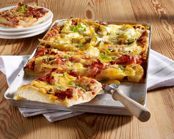 Zweimal Pizza vom Blech Rezept