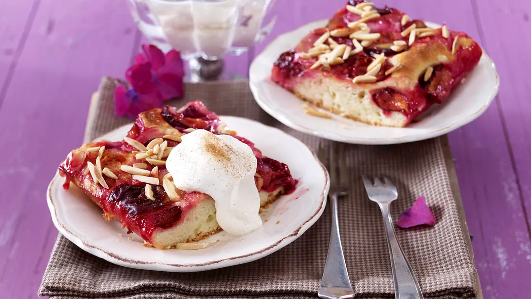 Zwetschen-Butterkuchen mit Mandeln Rezept - Foto: LECKER @ Bauer Media Group