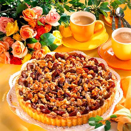 Zwetschen-Tarte mit Walnuß-Krokant Rezept Zwetschen-Tarte mit Walnuß-Krokant Rezept