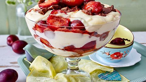 Zwetschen-Vanille-Trifle mit Knusperflocken Rezept - Foto: House of Food / Bauer Food Experts KG