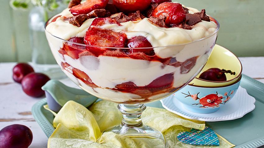 Zwetschen-Vanille-Trifle mit Knusperflocken Rezept - Foto: House of Food / Bauer Food Experts KG