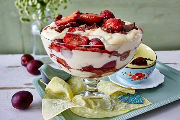 Zwetschen-Vanille-Trifle mit Knusperflocken Rezept