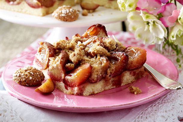Zwetschendatschi mit Amarettinistreuseln Rezept Zwetschendatschi mit Amarettinistreuseln Rezept