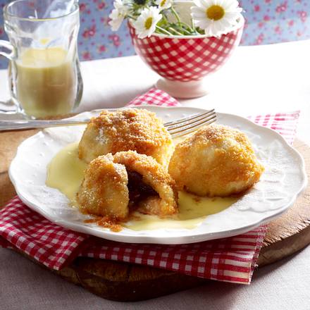 Zwetschenknödel in Bröselbutter mit Vanillesoße Rezept Zwetschenknödel in Bröselbutter mit Vanillesoße Rezept