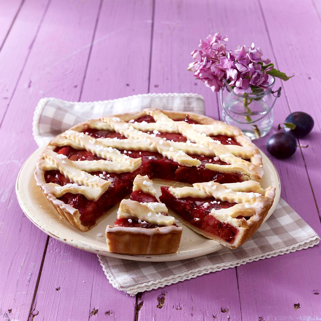 Zwetschenkuchen mit Teiggitter Rezept | LECKER