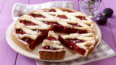Zwetschenkuchen mit Teiggitter Rezept - Foto: LECKER @ Bauer Media Group