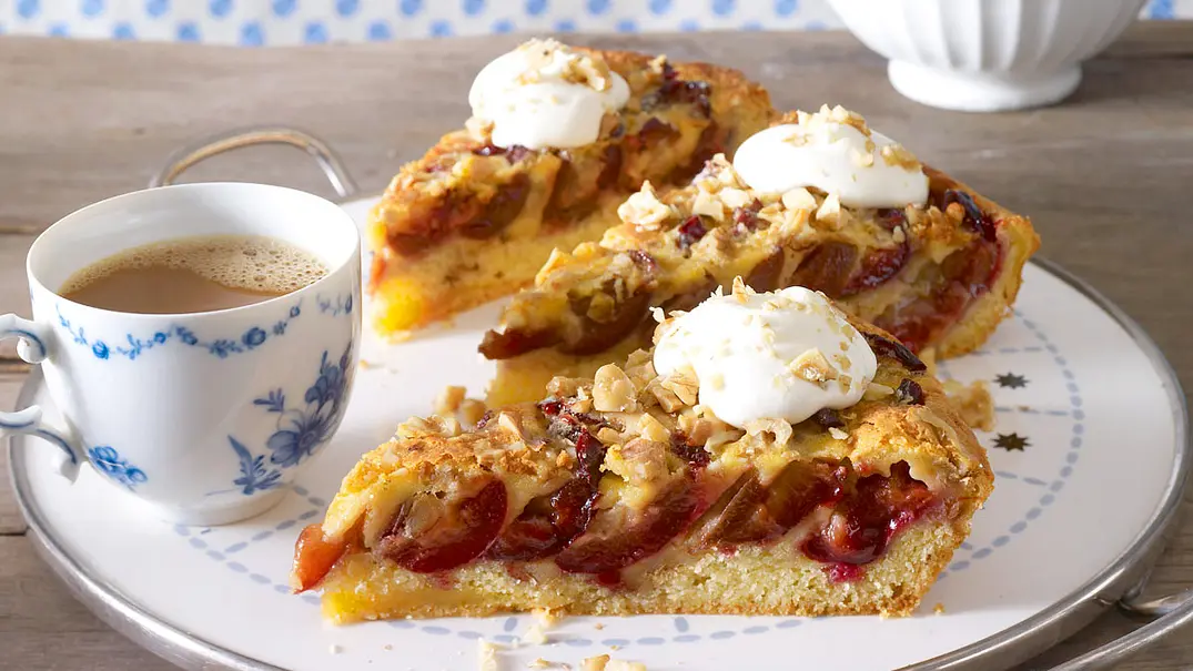 Zwetschenkuchen mit Walnussguss Rezept - Foto: LECKER @ Bauer Media Group