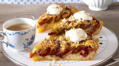 Zwetschenkuchen mit Walnussguss Rezept - Foto: LECKER @ Bauer Media Group