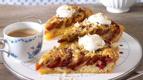 Zwetschenkuchen mit Walnussguss Rezept - Foto: House of Food / Bauer Food Experts KG