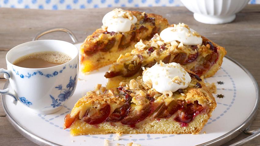 Zwetschenkuchen mit Walnussguss Rezept - Foto: House of Food / Bauer Food Experts KG