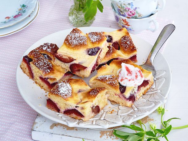 Zwetschgenkuchen vom Blech mit Rahm-Guss Rezept