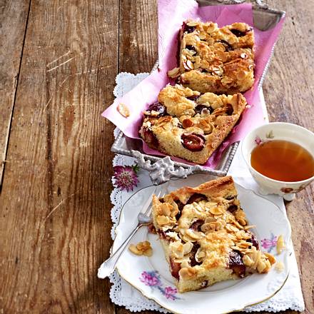 Zwetschgenkuchen mit Mandelguss Rezept