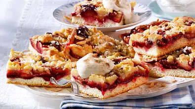 Omas Zwetschgenkuchen mit Streusel und Schlagsahne - Foto: LECKER @ Bauer Media Group