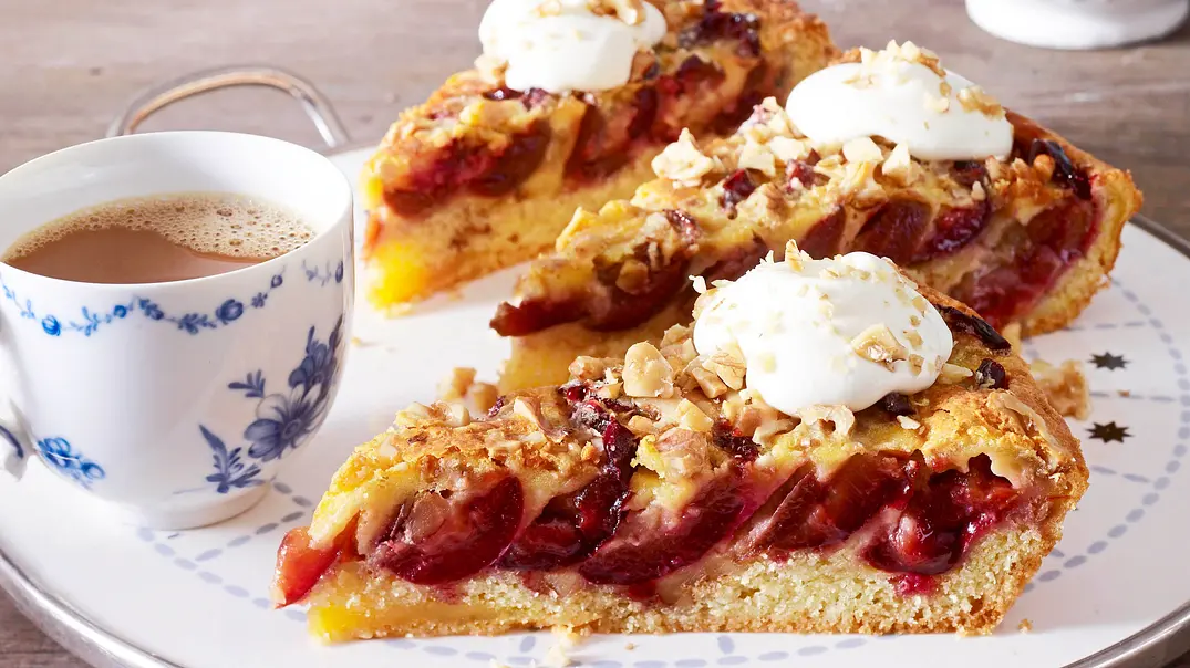Zwetschgenkuchen mit Walnussguss Rezept - Foto: LECKER @ Bauer Media Group Zwetschgenkuchen mit Walnussguss Rezept - Foto: LECKER @ Bauer Media Group