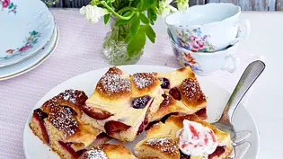 Zwetschgenkuchen vom Blech mit Rahm-Guss Rezept - Foto: LECKER @ Bauer Media Group Zwetschgenkuchen vom Blech mit Rahm-Guss Rezept - Foto: LECKER @ Bauer Media Group