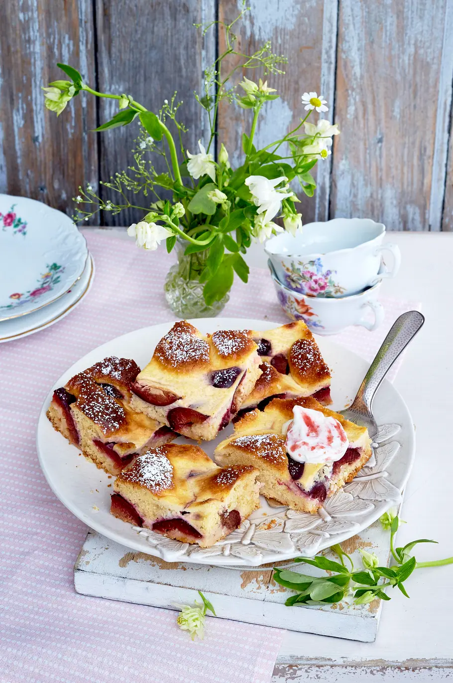 Zwetschgenkuchen vom Blech mit Rahm-Guss Rezept Zwetschgenkuchen vom Blech mit Rahm-Guss Rezept