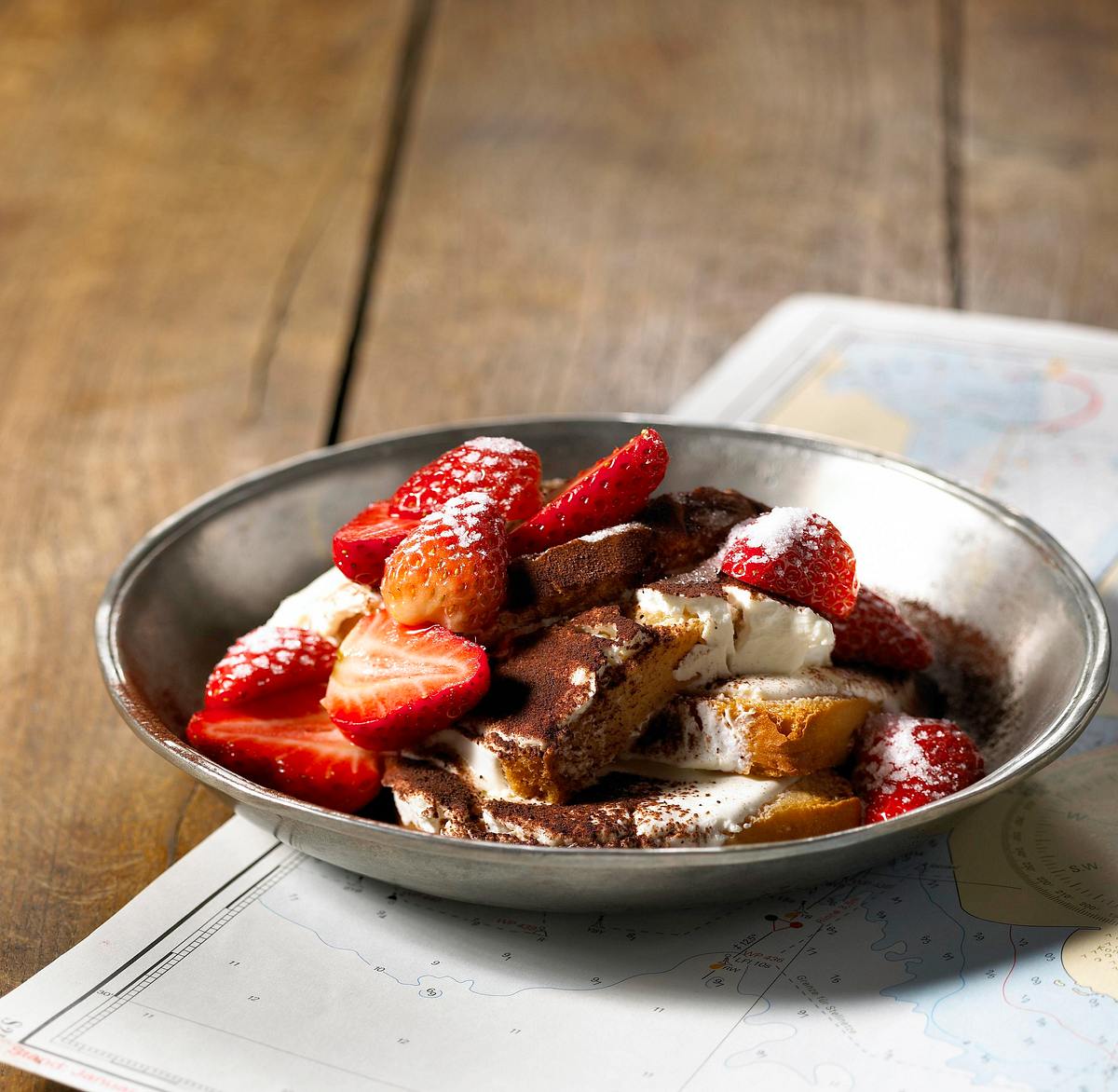 Zwieback mit Dickmilch und Erdbeeren Rezept