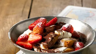 Zwieback mit Dickmilch und Erdbeeren Rezept - Foto: LECKER @ Bauer Media Group