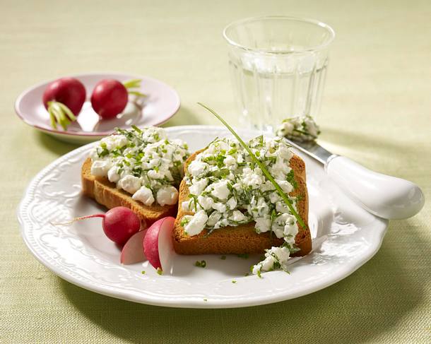Zwieback mit Kräuter-Hüttenkäse Rezept Zwieback mit Kräuter-Hüttenkäse Rezept