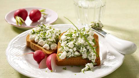 Zwieback mit Kräuter-Hüttenkäse Rezept - Foto: House of Food / Bauer Food Experts KG