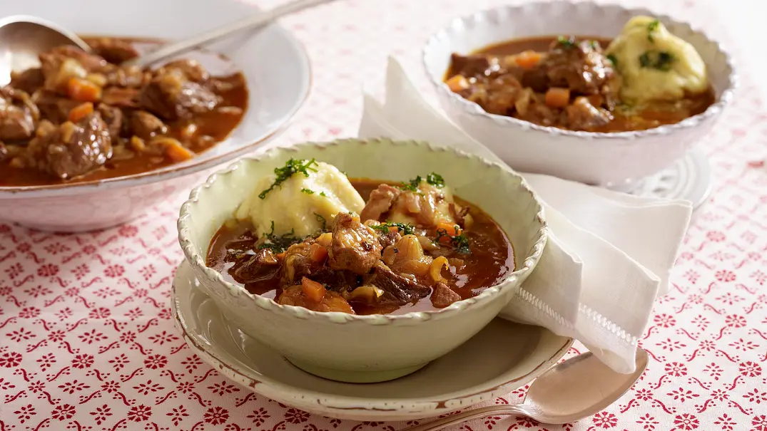 Zwiebel-Bier-Gulasch zu Kartoffelklüten Rezept - Foto: LECKER @ Bauer Media Group Zwiebel-Bier-Gulasch zu Kartoffelklüten Rezept - Foto: LECKER @ Bauer Media Group