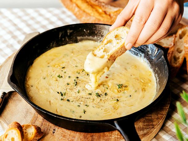 Zwiebel-Brie-Dip aus der Pfanne Rezept | LECKER