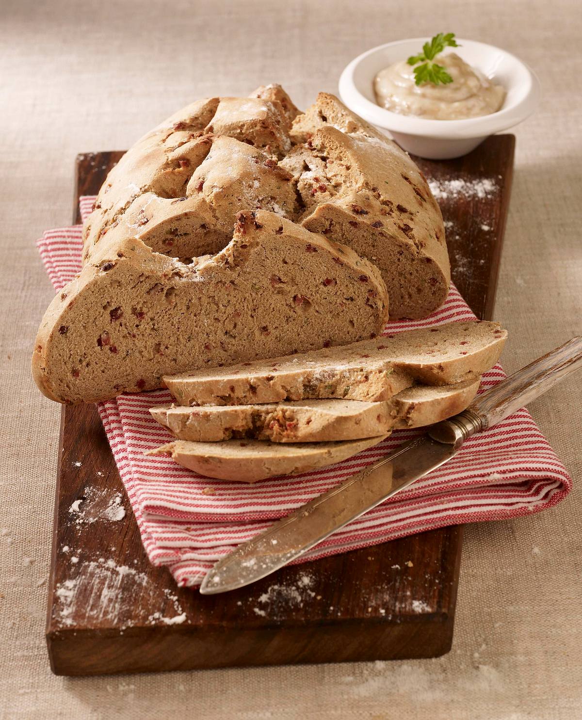 Zwiebel-Brot mit Speck Rezept