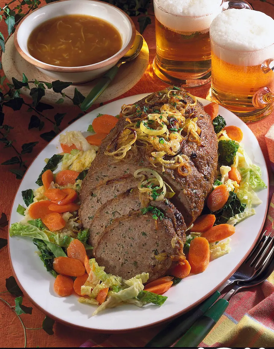 Zwiebel-Hackbraten auf Wirsing Rezept Zwiebel-Hackbraten auf Wirsing Rezept