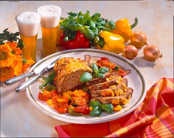 Zwiebel-Hackbraten mit Paprikagemüse Rezept Zwiebel-Hackbraten mit Paprikagemüse Rezept