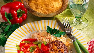 Zwiebel-Hacksteak mit Paprikasoße Rezept - Foto: LECKER @ Bauer Media Group