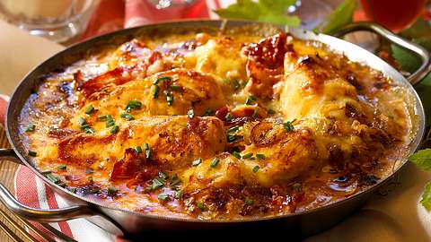 Zwiebel-Hähnchen Winzerin in einer großen Servierpfanne auf gedecktem Tisch - Foto: House of Food / Bauer Food Experts KG